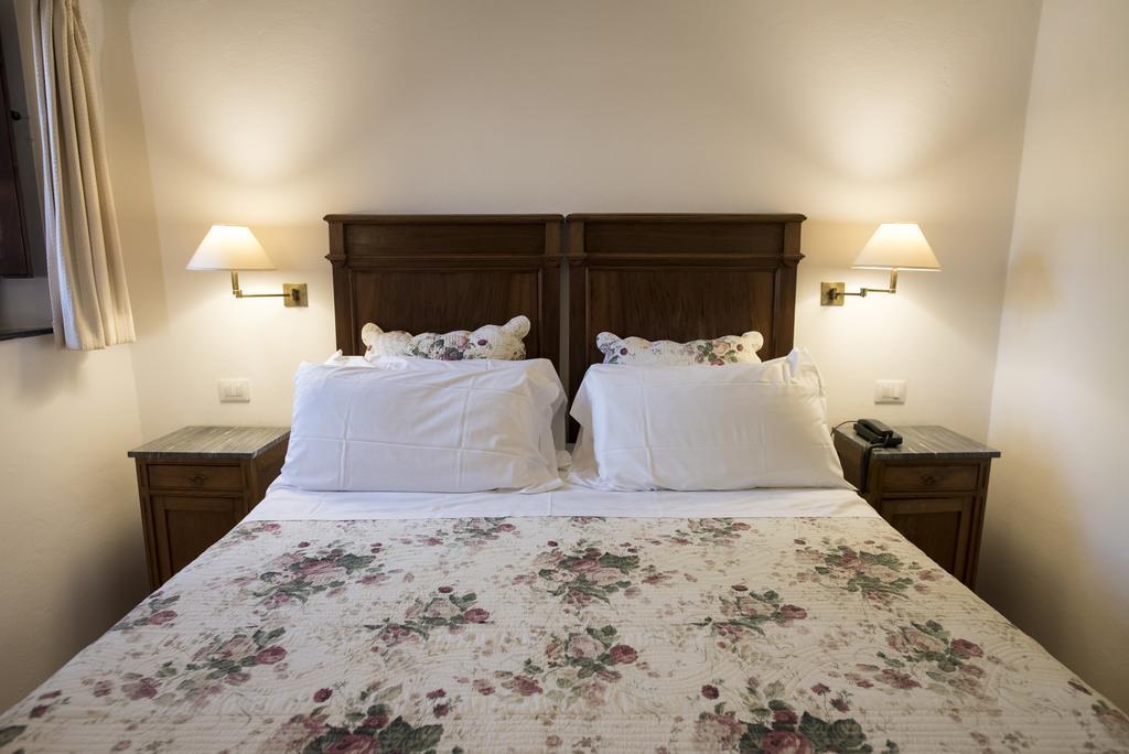 Hotel Lucrezia Riola Sardo Buitenkant foto
